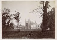 Kapel van King's College in Cambridge, met op de voorgrond een man liggend op een grasveld