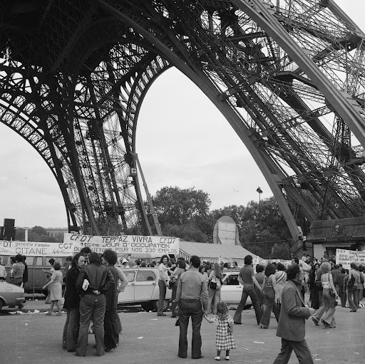 Manifestation syndicale sous la tour Eiffel. Paris, juillet 1975.