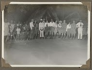 Groep Nederlanders op bezoek in een dorp