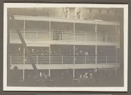 Wuivende passagiers op een schip en achterblijvers op een kade