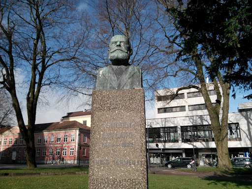 Jørgen Løvland Statue