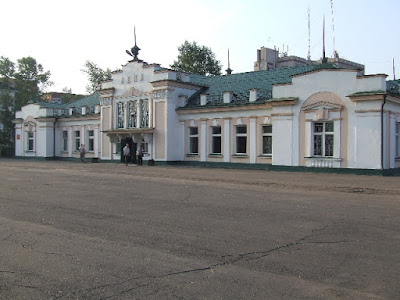Das Bahnhofsgebäude von Ust-Kut, welches den Stationsnamen Lena trägt.