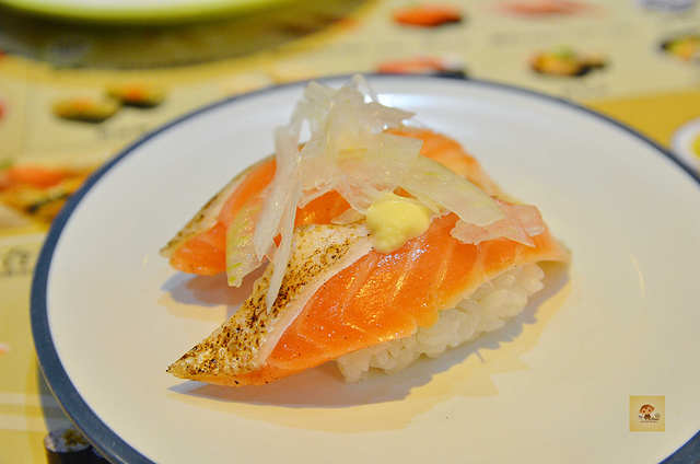 丸壽司~新鮮度不錯且價格平價~位於微風台北車站2樓的迴轉壽司，近捷運台北車站、高鐵站、台北火車站