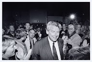 Wim Kok komt Paradiso binnen met zijn echtgenote