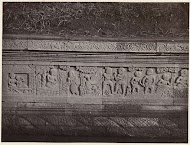 Reliëf op het voetstuk van een pendopo aan de oostzijde van Candi Panataran