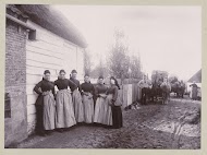 Zes vrouwen in klederdracht