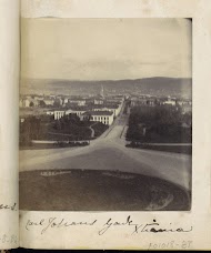 Gezicht op de Karl Johanstraat in Christiania met op de achtergrond een kerk en bergen