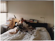 Kranten lezen in bed