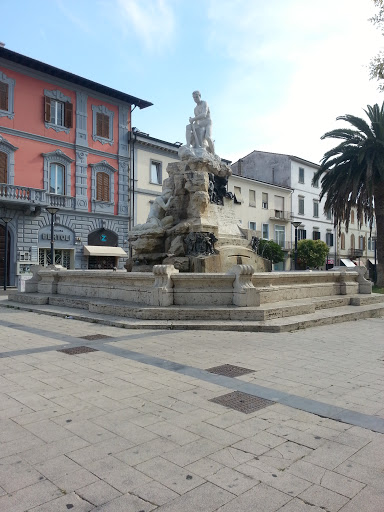 Fontana Cecina Piazza 