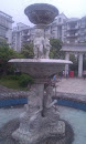 兴东名苑内的大雕塑喷泉