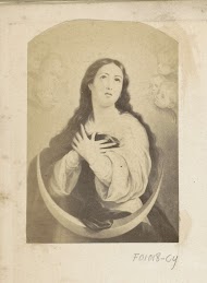 Fotoreproductie van (vermoedelijk) een prent van een Madonna op de maansikkel omringd door engelen