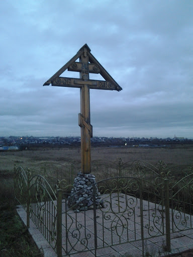 Крест на въезде в ЛК (запад)