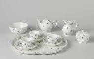 Theeservies bestaande uit een blad, theepot, melkkan, suikerpot, spoelkom en elf koppen en schotels, beschilderd met korenbloemen