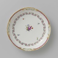 Schaal, rond en diep, behorend bij een servies versierd met geslingerd lintmotief met bladertakken, bloemboeketten en gestrooide bloemtakken