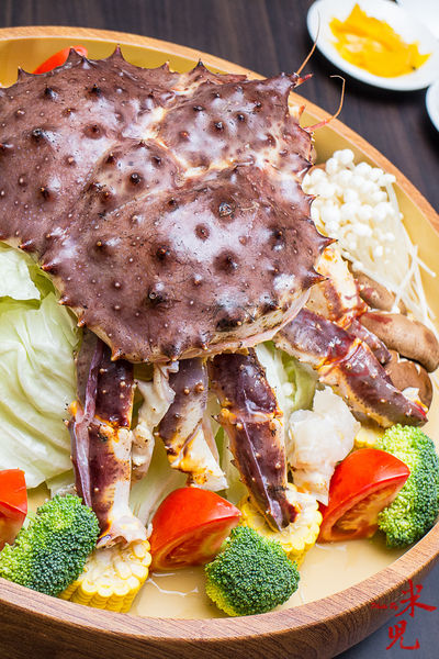 台港融合的海鮮火鍋餐廳。大螃蟹