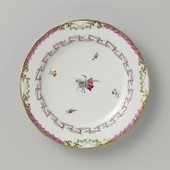 Bord, plat model, behorend bij een servies met geslingerd lintmotief met bladertakken, bloemboeketten en gestrooide bloemtakken