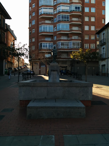 Estatua De La Plaza Santa Casilda