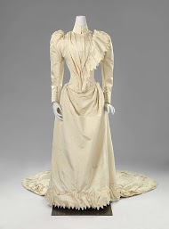 Wedding dress with pinked flounces