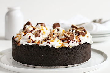 Snickers Bar Cheesecake Pie