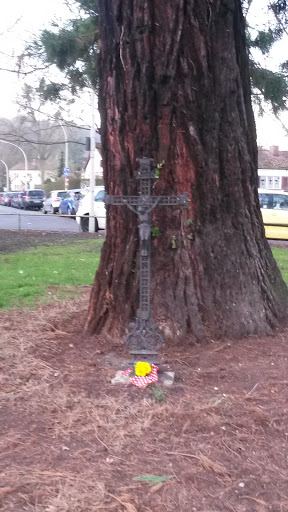 Kreuz unterm Baum