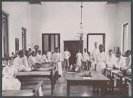 Ziekenzaal met mannelijke patiënten en personeel in een ziekenhuis in Nederlands-Indië