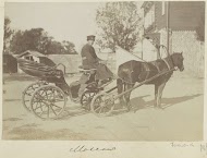 Jonge koetsier met paard en wagen bij een huis in Moskou