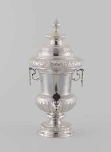 Kraantjeskan in de vorm van een tuinvaas