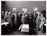 Leden van de Vrouwenvereniging "Dabar" rond de grabbelton