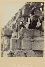 Groep mannen op de piramide van Cheops, Gizeh