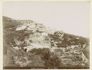 Zicht op een rotsstad gebouwd op terassen tegen de steile helling nabij Menton