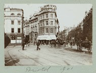 Stadsgezicht met trambaan en paard en wagens