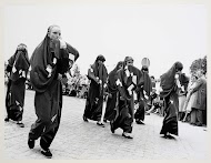 Wenende meisjes in de stoet van de Heiligdomsvaart