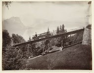 Gezicht op een trein hoog in de bergen