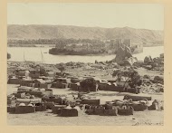 Gezicht op het eiland Philae, met een dorp op de voorgrond