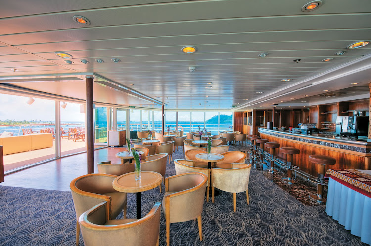 Used for continental breakfast and afternoon tea, this spectacular observation lounge atop the Gauguin also transforms into a nightclub with an indoor/outdoor dance floor.