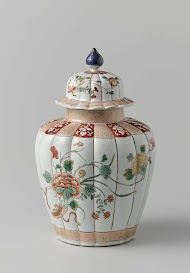 Lobed covered jar with two bouquets and flower scrolls