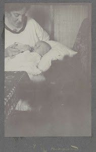 Vier en een halve maand oude baby Klaas Kleiterp krijgt de fles van zijn moeder Tine Kleiterp-Vermeulen in Malang