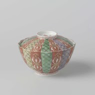 Dekselkom met ranken, servetwerk en losse bloemen