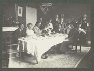 Familie Kessler aan de dinertafel van landgoed Pauw