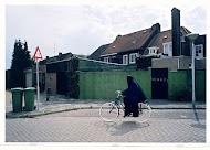 Jonge vrouw in niqaab op weg naar de moskee