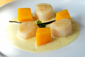 Seared Sea Scallops with Vanilla Sauce and Fresh Mango