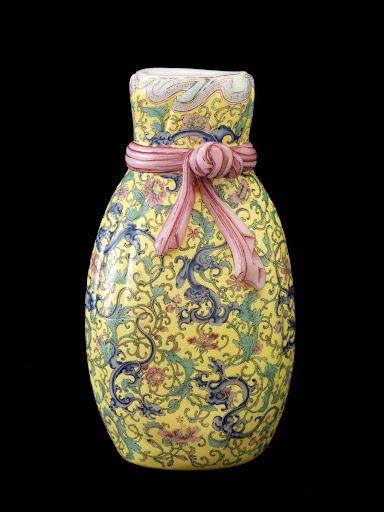 Glass vase in silk-pouch shape with chi-dragon and floral scroll design