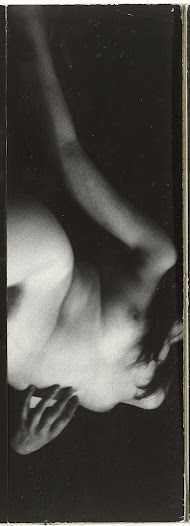 Het lichaam van een liggende, naakte vrouw, van de hals tot de heupen