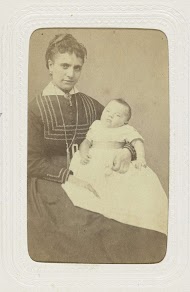 Studioportret van een vrouw met kind op schoot