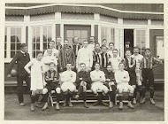 Het elftal van HVV, de club van Dolph Kessler, met spelers van de Deense voetbalclub B.93