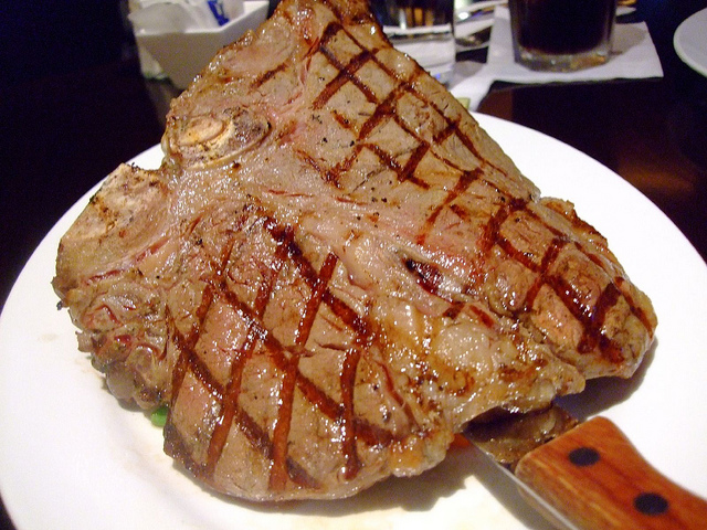 Cosmo 的勁爆墨西哥肉醬湯與22 Oz紅坊牛排