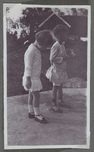 Klaas en Tiny Kleiterp bij een huis in Adiwerna op Java