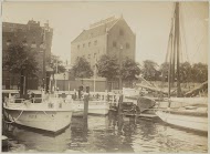 Blusboten Jan van der Heyde en Jason aan de De Ruijterkade te Amsterdam, op de achtergrond het meelpakhuis van Bulsing en Heslenfeld