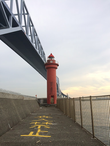 東京ゲートブリッジ下の灯台