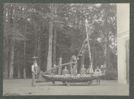 Groep mannen bij een versierde boot op Landgoed De Paauw